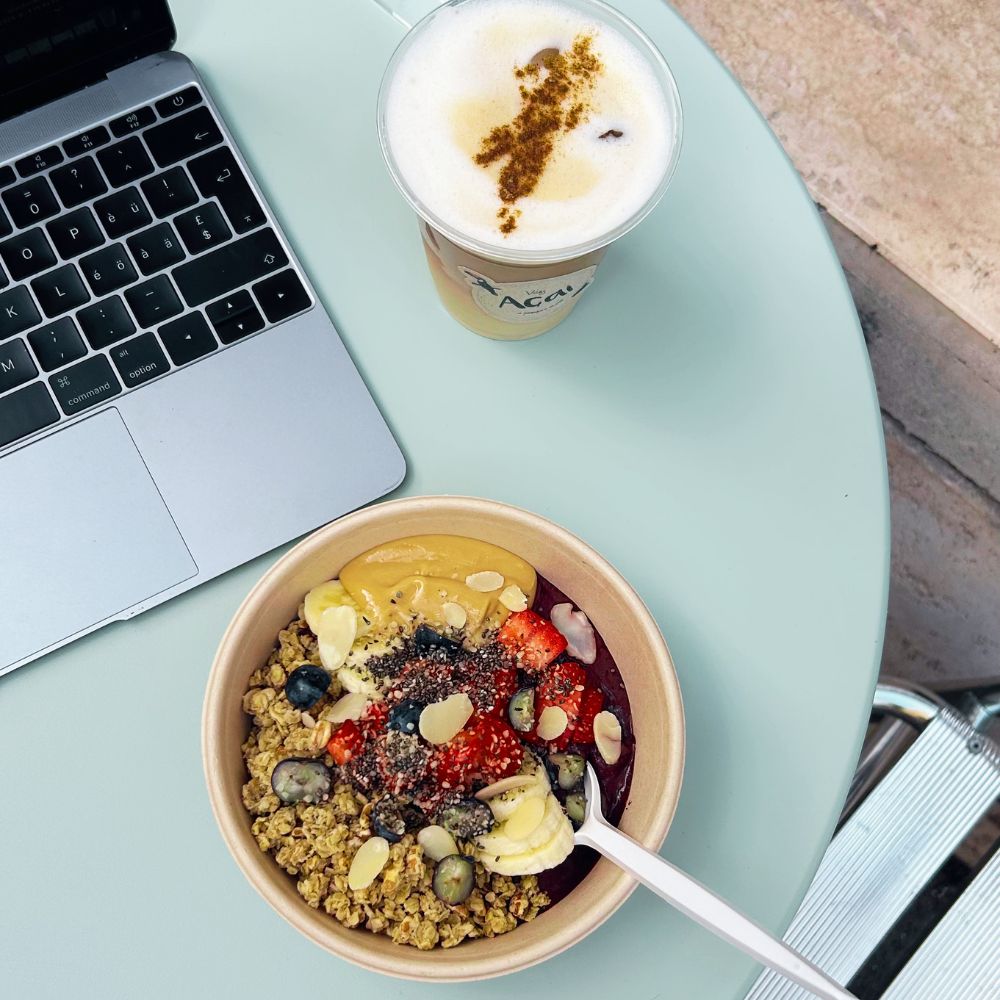 Healthy lunch delivery a Roma Prati con bowl e bevanda Very Açai