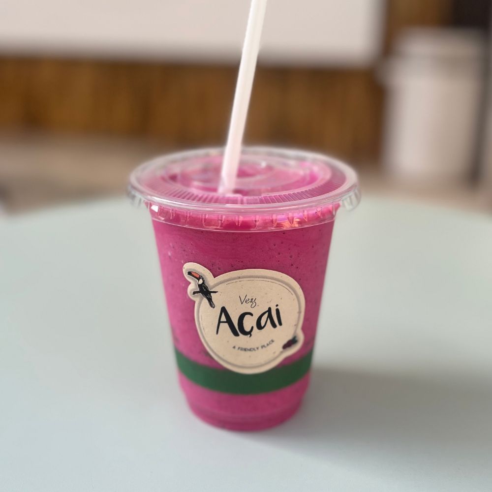 Fresh matcha smoothie served at Very Açai in Rome Prati